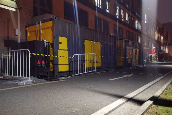 庆城柴油发电机组的输出电压是如何调节的？